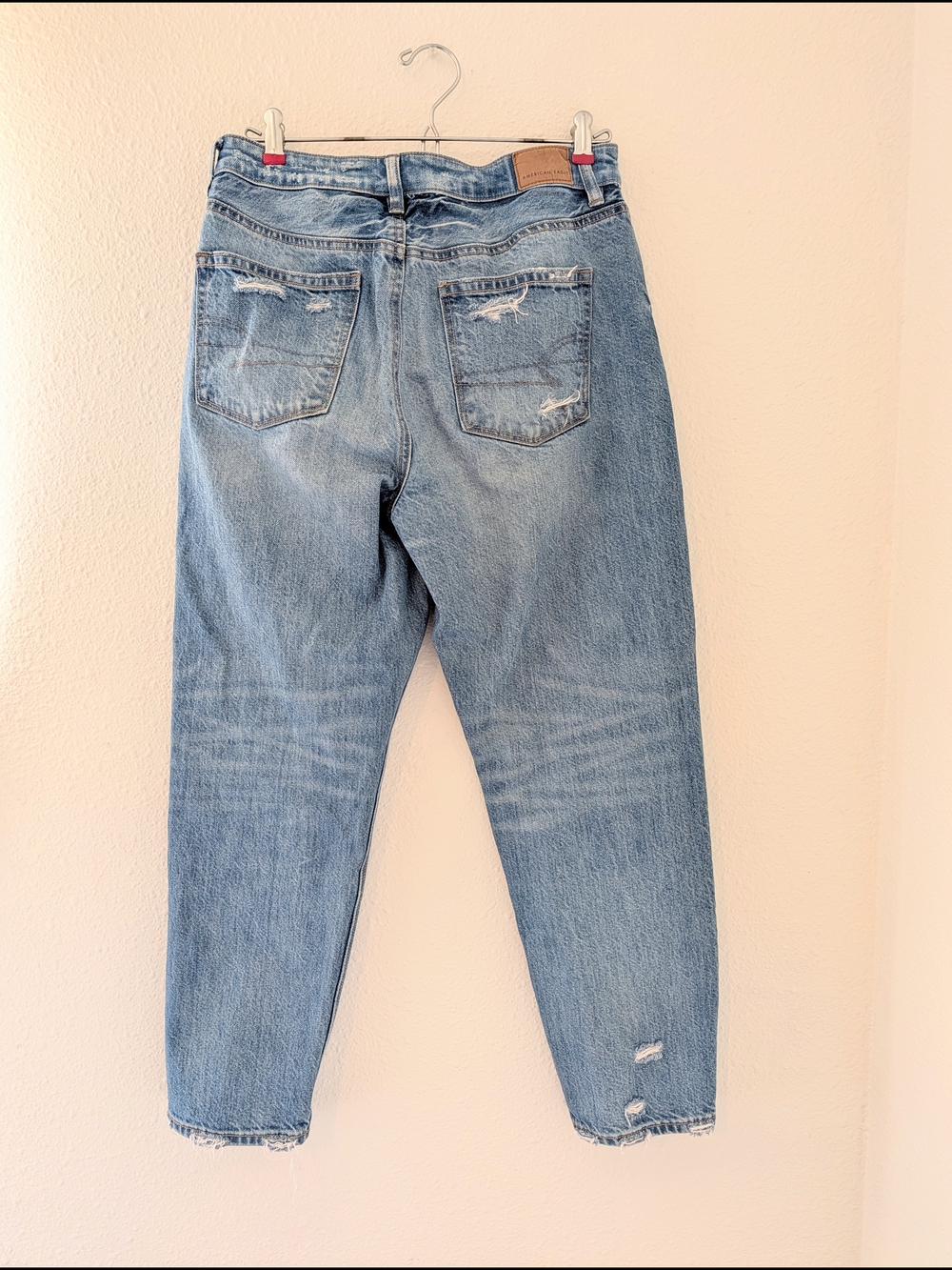 AE High-Rise Relaxed Taper Mom Jeans Distressed Size 6 - Picture 3 of 6